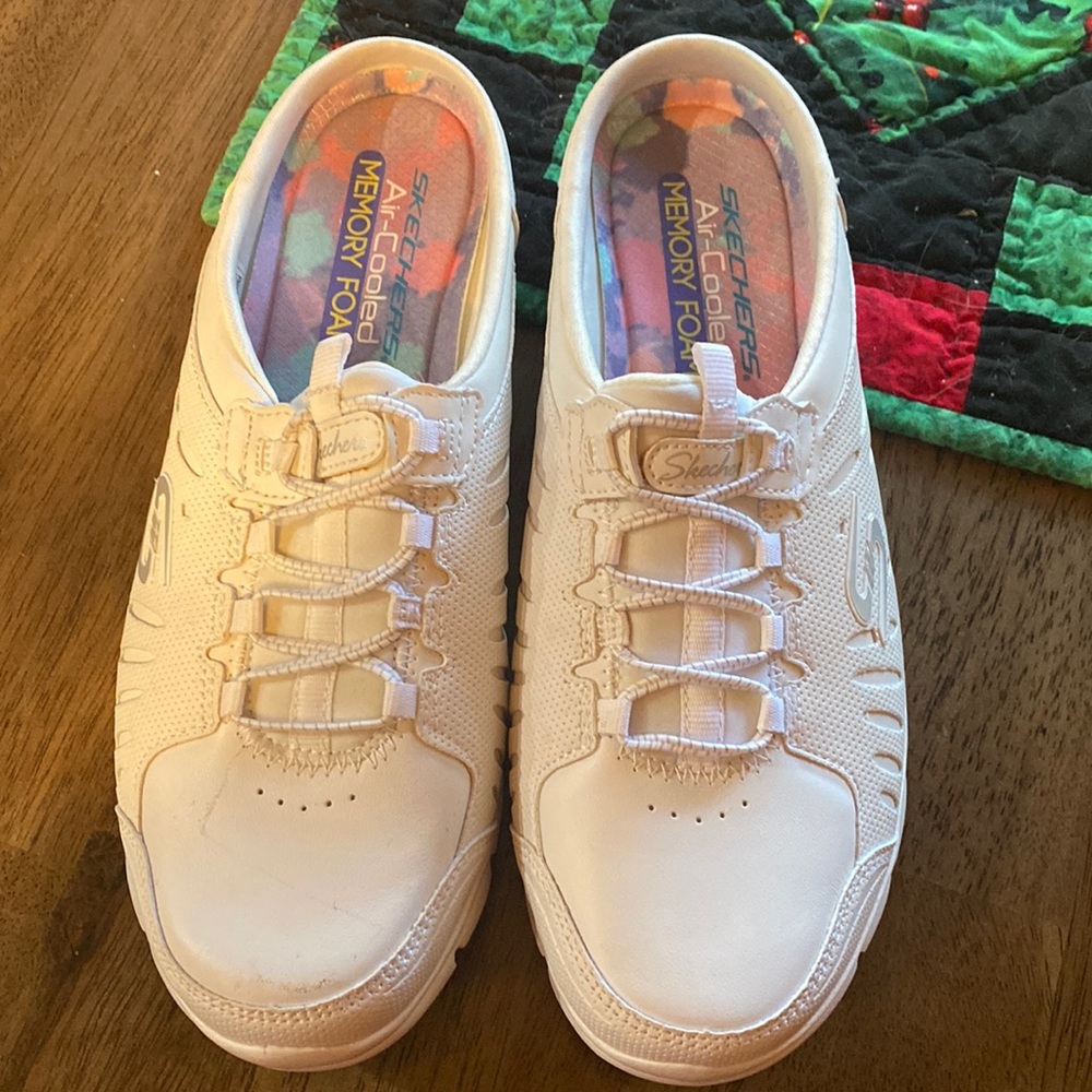 8 1/2 women’s Skechers shoes NWNT